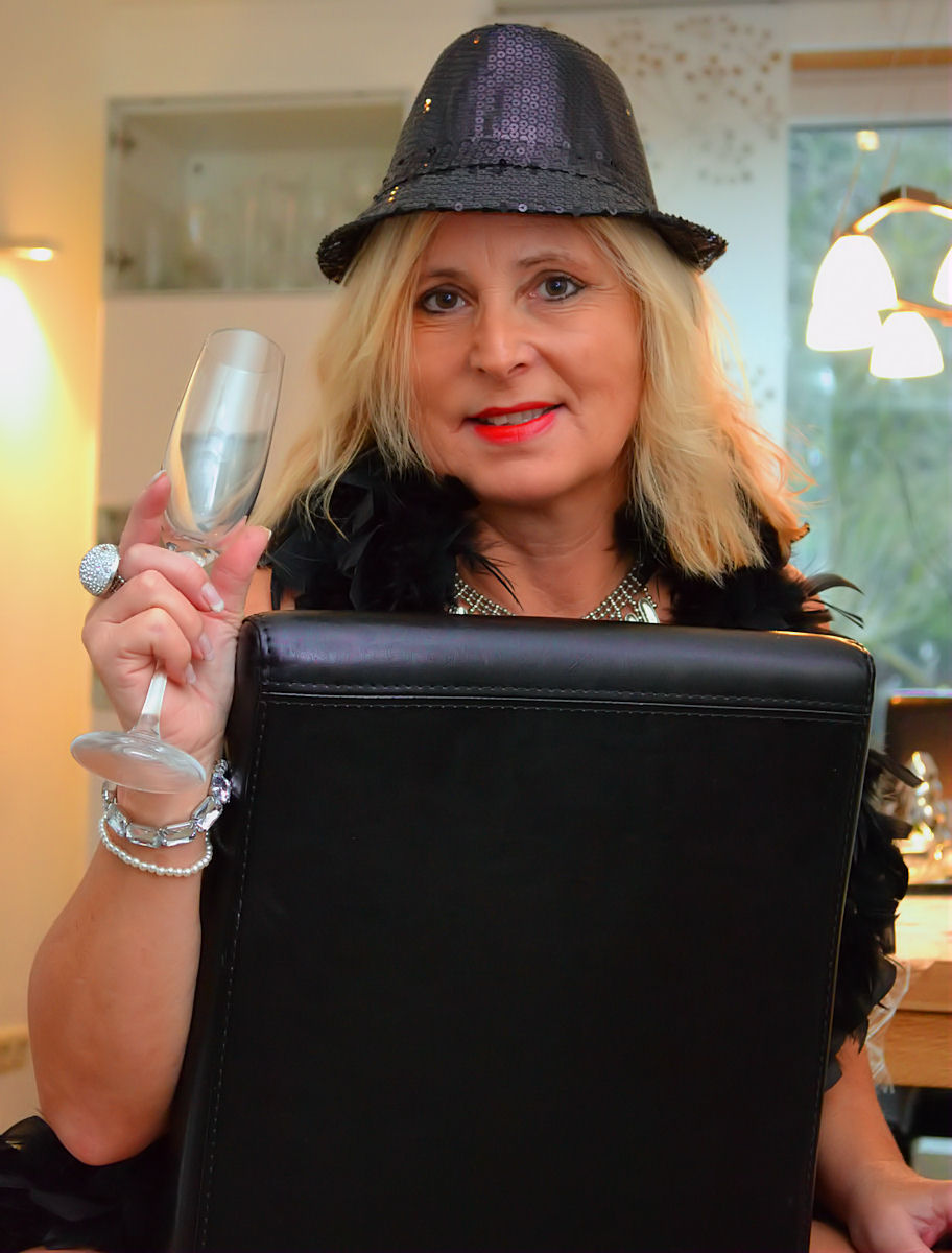 NudeChrissy on Twitter: "Happy New Year 2023 to all my nudist-friends https://t.co/2yh2cppEN4