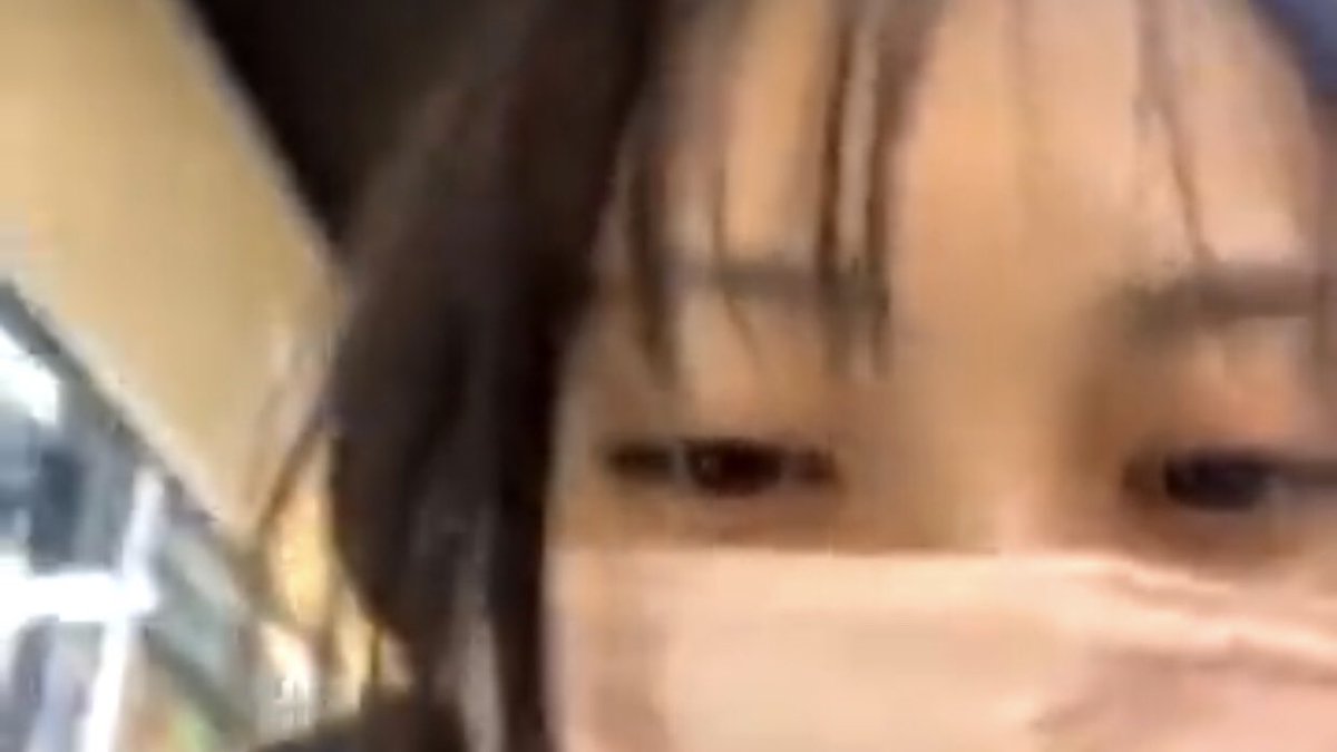 fanyeunjis's tweet photo. gyuri went live on a midnight, with no makeup on, bought beer outside, drank with the members, and was sleepy drunk almost half of the live 😭 like it’s so funny yet good thing they were enjoying and she dgaf about her image i love this kind of idols https://t.co/CZcx4DRmnV