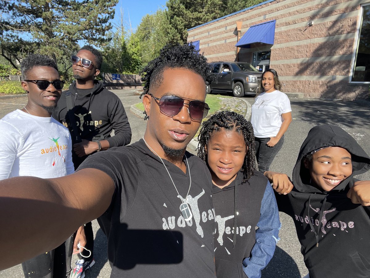 It’s a beautiful day. Let’s be grateful to God for what he has given us 
#family #mycrew #audioteape #praisazlifestyle