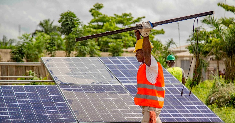 EU_Partnerships's tweet photo. 🟢 Green light for 40 new #EFSD+ guarantee programmes in Sub-Saharan Africa, Latin America and Asia Pacific!

€6.05 billion in guarantees will be key to deliver #GlobalGateway in partner countries and contribute to achieving the #SDGs, by crowding in private sector funding.  
⬇️