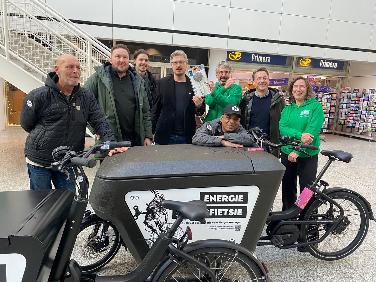 Er wordt hard gewerkt aan de Direct Bespaar Actie. Op hun Energie Transitiefietsies zoefen ze de hele stad door om bewoners te helpen met energiebesparende maatregelen zoals tochtstrips, radiatorfolie, spaarlampen en douchekoppen. Vanmiddag waren ze even in het stadhuis.