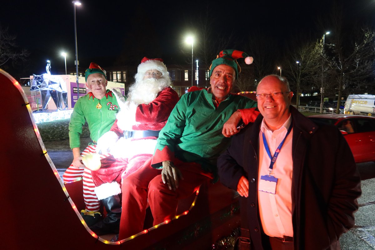 MidYorkshireNHS's tweet photo. Pinderfields welcomed a very special guest this afternoon in the shape of football legend, Chris Kamara! 

Chris had the privilege of working with Santa to deliver gifts to children on the wards, much to their delight! Thank you, @chris_kammy!

Read more: https://t.co/gqtDrcmqYn https://t.co/BfgNo6yhHS