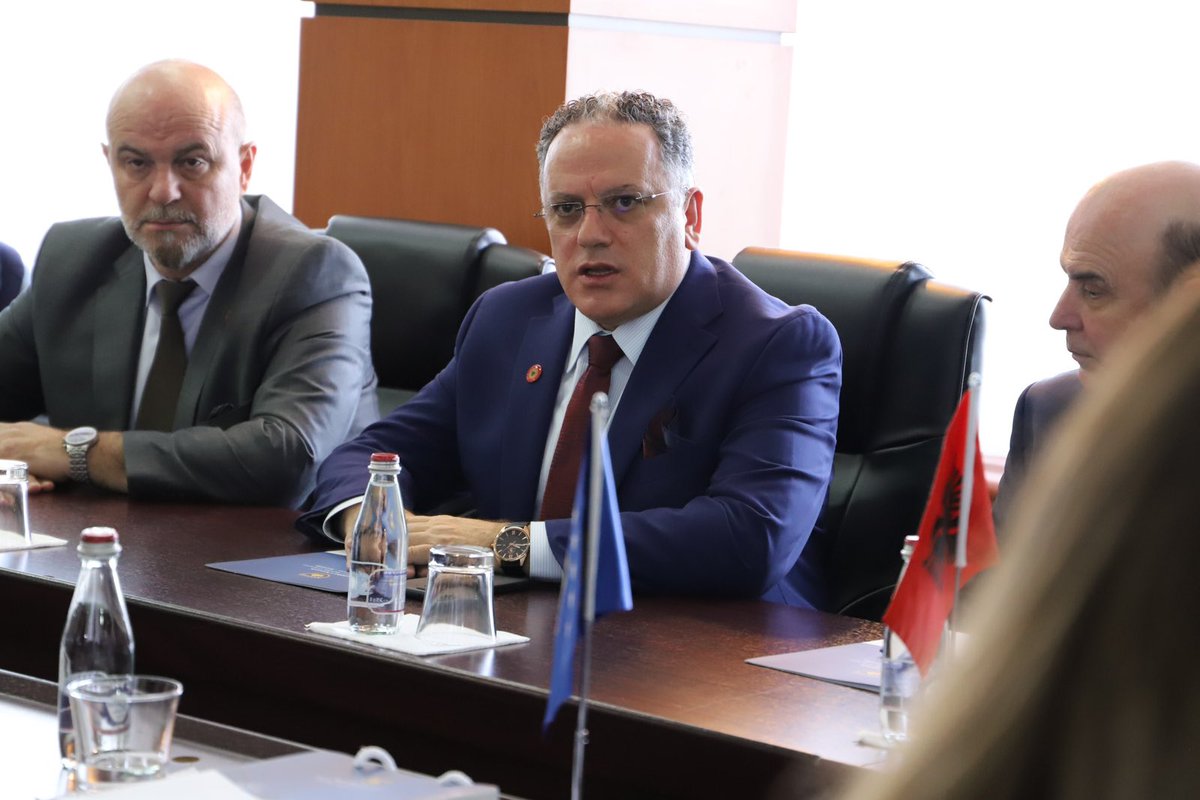 Roli i Këshillit të Ambasadorëve Shqiptarë tejet domethënës. Në veçanti, ky angazhim, në këto momente kur po kalojmë si shtete e komb, është tejet domethënës. Ky Këshill duhet të shërbejnë si platformë e udhërrëfyes karshi partneriteteve ndërkombëtarë dhe diplomacisë. 🇦🇱 🇽🇰 🇺🇸 🇬🇧