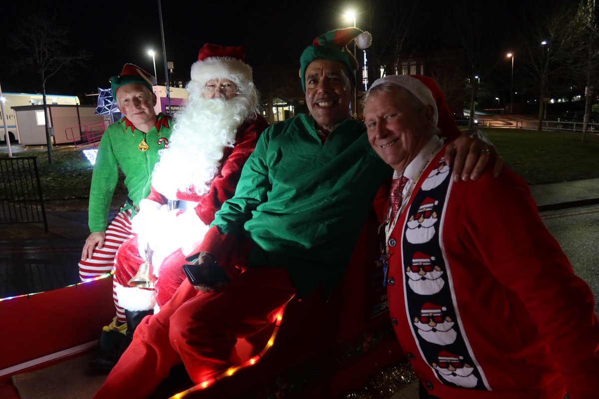 MidYorkshireNHS's tweet photo. Pinderfields welcomed a very special guest this afternoon in the shape of football legend, Chris Kamara! 

Chris had the privilege of working with Santa to deliver gifts to children on the wards, much to their delight! Thank you, @chris_kammy!

Read more: https://t.co/gqtDrcmqYn https://t.co/BfgNo6yhHS