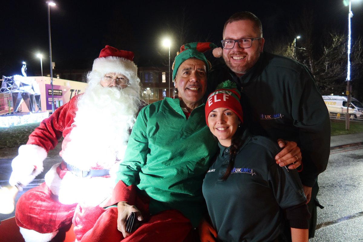 MidYorkshireNHS's tweet photo. Pinderfields welcomed a very special guest this afternoon in the shape of football legend, Chris Kamara! 

Chris had the privilege of working with Santa to deliver gifts to children on the wards, much to their delight! Thank you, @chris_kammy!

Read more: https://t.co/gqtDrcmqYn https://t.co/BfgNo6yhHS