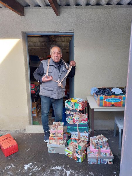 CrfCaen's tweet photo. Un immense Bravo aux enfants de la crèche «Léa et Léo» de Colombelles, pour le don de 19 boîtes de Noël décorées par les enfants. 
Elles sont remplies de chaleurs et de surprises pour des enfants. Merci aux familles qui ont permis que ces boîtes soient pleines de douceur. https://t.co/Qh5tSykGFj