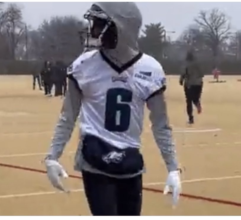 Philly_Mike25's tweet photo. #Eagles practicing outside to get ready for that Chicago weather!! 

Devonta Smith with the hood over the helmet 🤣🥶 https://t.co/TTCW2WS4Jm