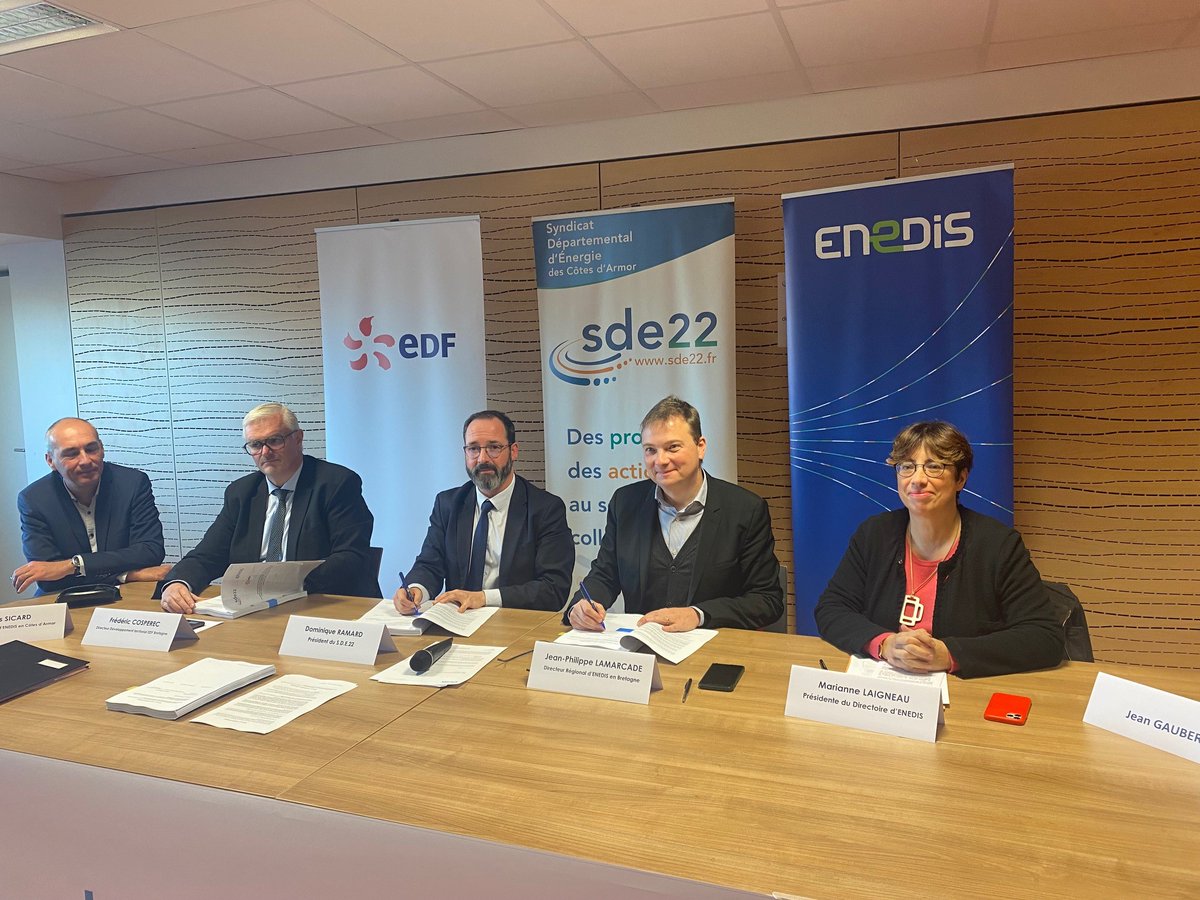 M_Laigneau's tweet photo. Renouvellement de notre contrat de concession et de la convention de transition énergétique avec le SDE22 et @DomRamard avec qui nous partageons des enjeux de transition écologique et de soutien au développement des #ENR 
#NouvelleFranceElectrique #ServicePublic #Collectivités https://t.co/PHwQzGPDa7