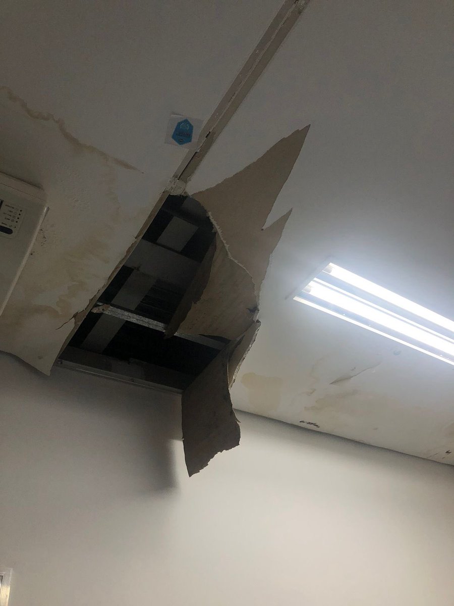 eugab1ta's tweet photo. EU NÃO QUERO MORRER NO CP2. 

mofo, teto caindo, problemas elétricos e no ar condicionado, professores e alunos com problemas respiratórios. ensino público e federal sendo jogado pra escanteio. não dá mais. #cp2VaiParar #RealengoVaiParar https://t.co/smyWGZwK9b