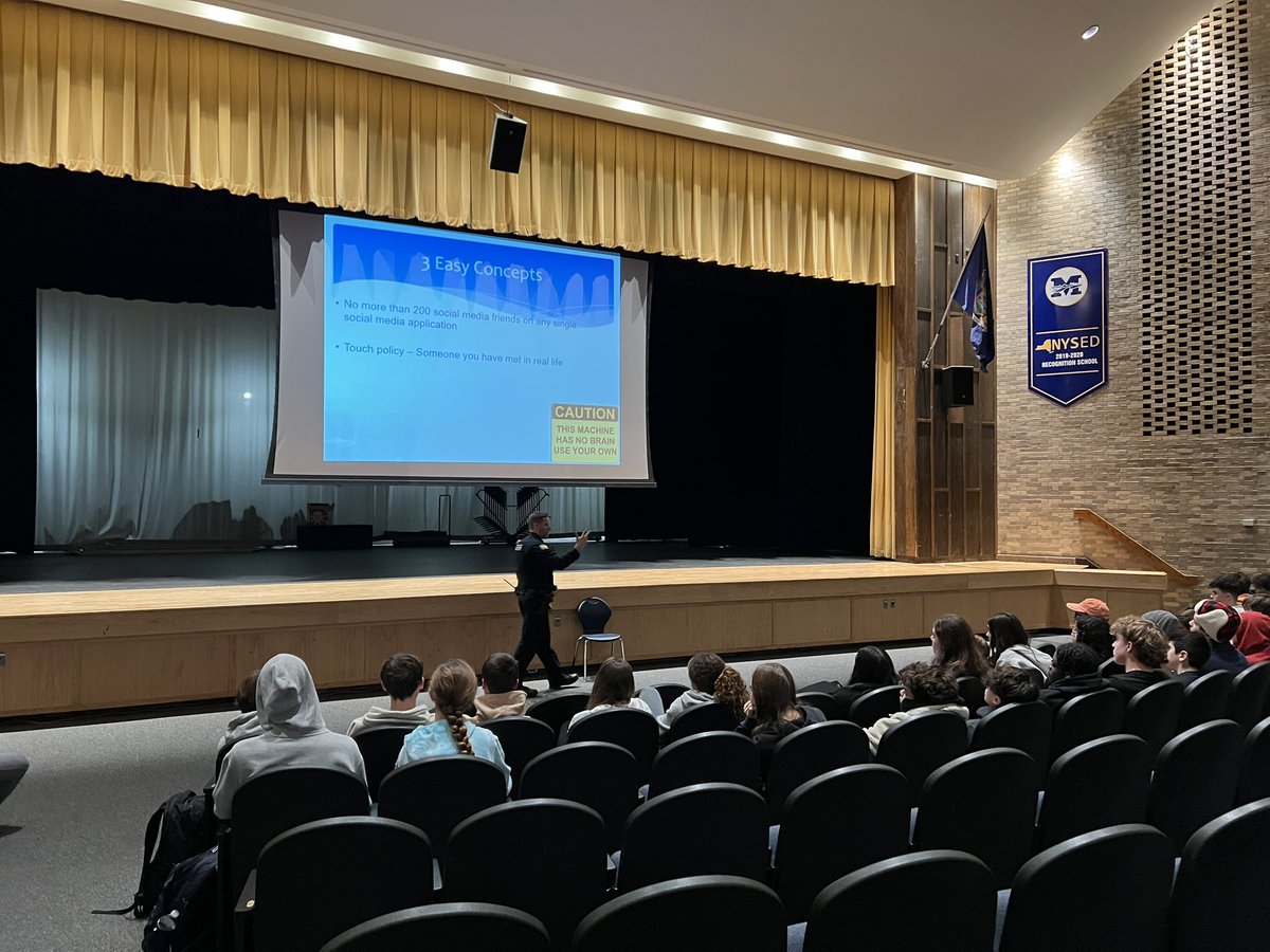 aprilljumic's tweet photo. Thank you Deputy Mags for meeting with #MHSLife on Social Media! #WeAreMHS @PacHS_Principal @PacHS_Calabro @Ziegelhoferg https://t.co/p8TtSmhfZt