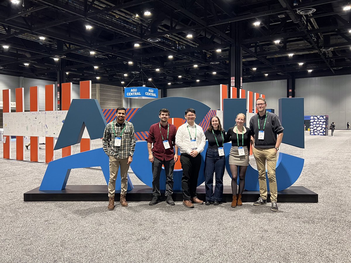 #AGU22 that’s a wrap! Quite the Uni. Bergen <a href="/uibgeo/">UiB Earth Science</a> <a href="/CDeepSea/">deepsea</a> flash mob of graduate students, but couldn’t be prouder! #TeamFluidsandfriends #3talks3posters #Startingtofeelold 😅