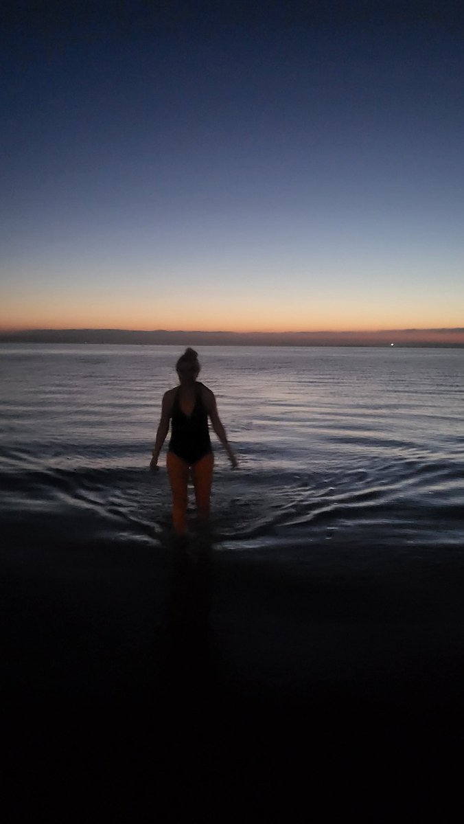 BodyPositive13's tweet photo. 1st Light Sea ๐ โจ๏ธ
#Penarth #Wales #welshblogger #coldwatertheraphy #ukwildswimming #cardiff https://t.co/CkN8ebsxTQ