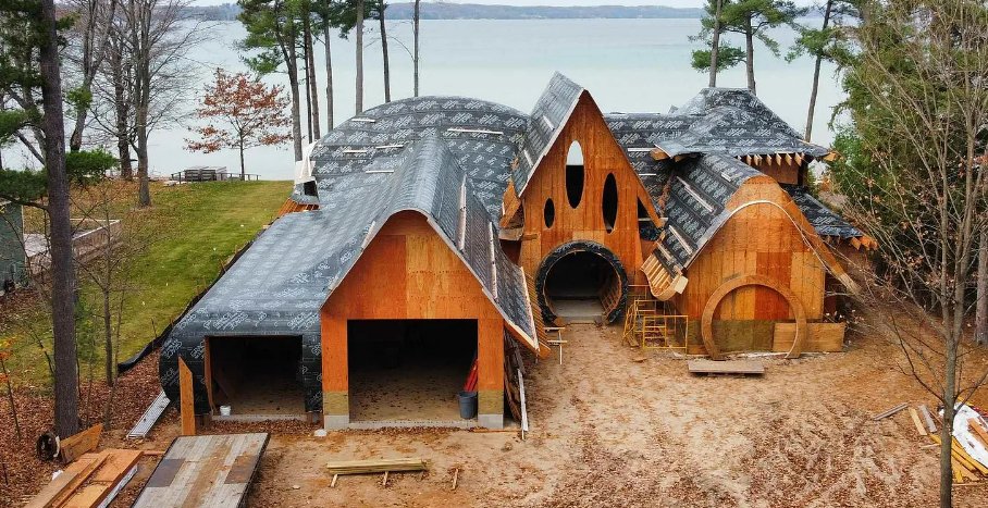 gcpAppliedTech's tweet image. In the market for a fairy tale house? We love how our GRACE ICE &amp;amp; WATER SHIELD® adheres to every curve of this unique roof to protect it from the harsh MI weather: hubs.ly/Q01w30F80