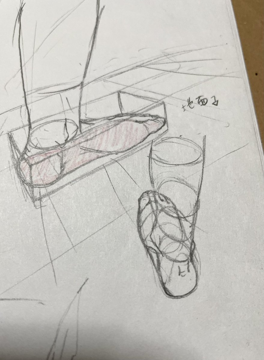 足の描き方のコツを聞かれたので、一応個人的な描き方なんですが、スケルトンで考えてみる事(透過)。足裏を意識すること。なんなら見えない足裏の補助線など描いてみるのもいいですよ!後は形状の向きや流れ、指の長さとか、くるぶしは内側が高く外側が低いなど意識して見てください。 