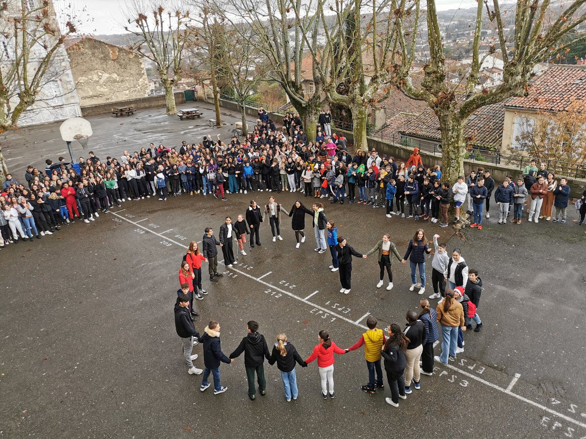 SalinisAuch's tweet photo. Dernière journée de M. Daures avec les élèves du collège : ovation et remerciements dans la cour, cet après midi ! Les élèves tenaient à saluer Monsieur le Principal et ils avaient eux-mêmes orchestré cet au revoir. Un grand moment d'émotion en ce 16 décembre ! https://t.co/ti7Dn06t8v
