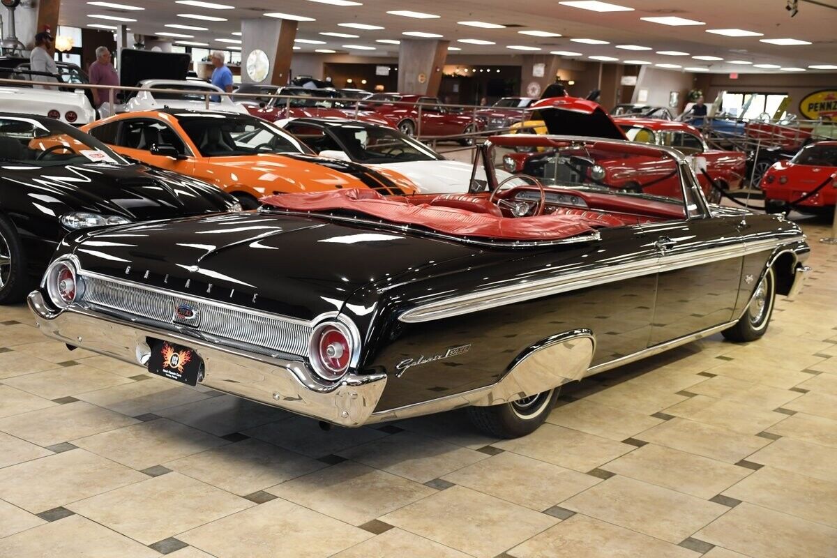 Mercomatic's tweet photo. 1962 #Ford #Galaxie500 #Sunliner #Convertible; 390 cid, 4 bbl, 300 hp; 3-speed Cruise-o-Matic; The full-size Ford enjoyed a restyle in 1962 resulting in a "cleaner" presentation. The whole line continued with large round taillights, separated by a stamped aluminum panel. https://t.co/Wi943thSLF
