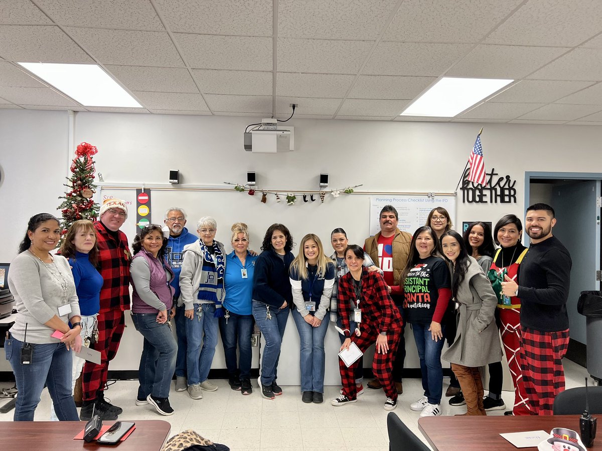 Sharing the Joy of Christmas! 🎄 We are blessed to have such an amazing custodial staff! 🙌🏻 Happy Holidays!! #BetterTogether @JDrugan_PK8 #TeamSISD