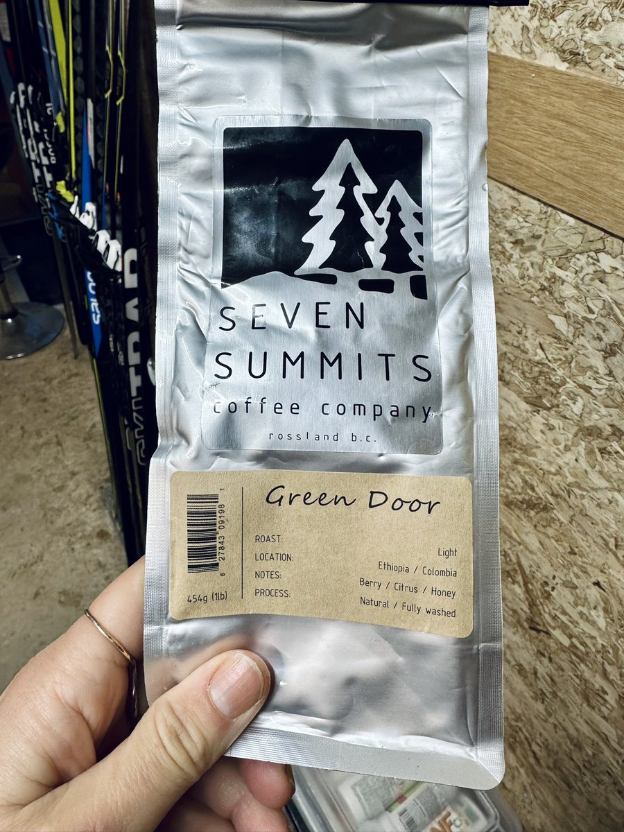 itsstephielynne's tweet photo. Thanks to Seven Summits for this morning’s fuel for waxing skis for our @NipissingTrails team’s 20km mass start free race at Eastern Canada Cup. @nulakers @NipissingU @NipissingAlumni #GoodCoffee #Fuel #FastSkis https://t.co/lKJtd3pJYK