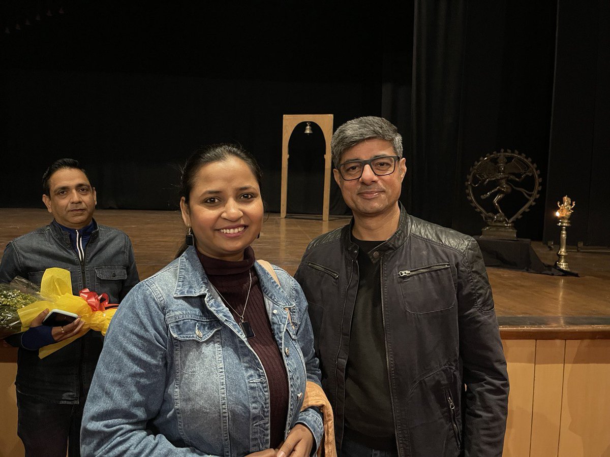 KotwalMeena's tweet photo. .@sushant_says जी का धन्यवाद कि @molina_singh जी का शास्त्रीय नृत्य देखने का मौका मिला। मेरे लिए यह अनुभव बिल्कुल ही नया था, शास्त्रीय नृत्य का लाइव प्रदर्शन देख मन गदगद हो गया!

@molina_singh जी को जन्मदिन की भी बहुत बहुत बधाई और मंगलकामनाएं🍁♥️🤗😍💙🎂

https://t.co/eHTzWCDthP https://t.co/GebzrEmVx3