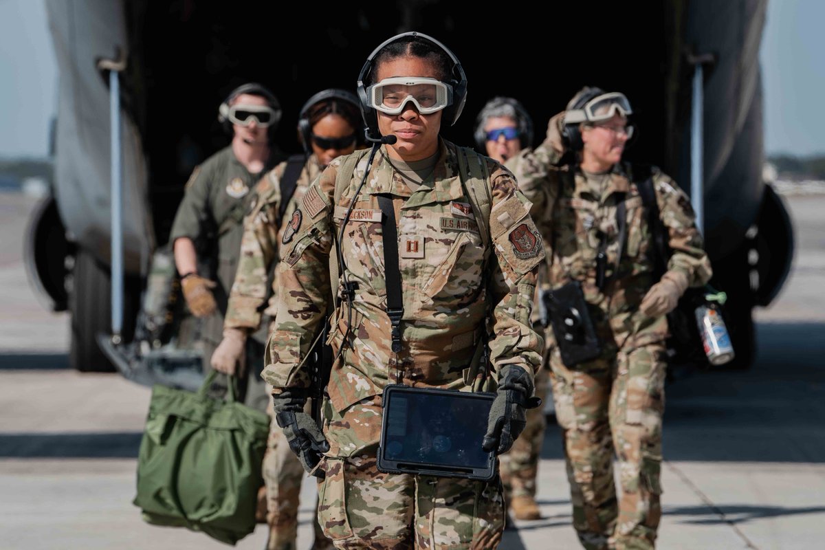 Airman Magazine (@airmanmagazine) on Twitter photo Airmen assigned to the 45th Aeromedical Evacuation Squadron train in an evacuation operation at <a href="/MacDill_AFB/">MacDill AFB</a>, Fla., Dec. 5, 2022. The training scenario allowed Airmen to retrieve casualties while the aircraft’s engines remained running.
📷 A1C Joshua Hastings Airmen assigned to the 45th Aeromedical Evacuation Squadron train in an evacuation operation at <a href="/MacDill_AFB/">MacDill AFB</a>, Fla., Dec. 5, 2022. The training scenario allowed Airmen to retrieve casualties while the aircraft’s engines remained running.
📷 A1C Joshua Hastings