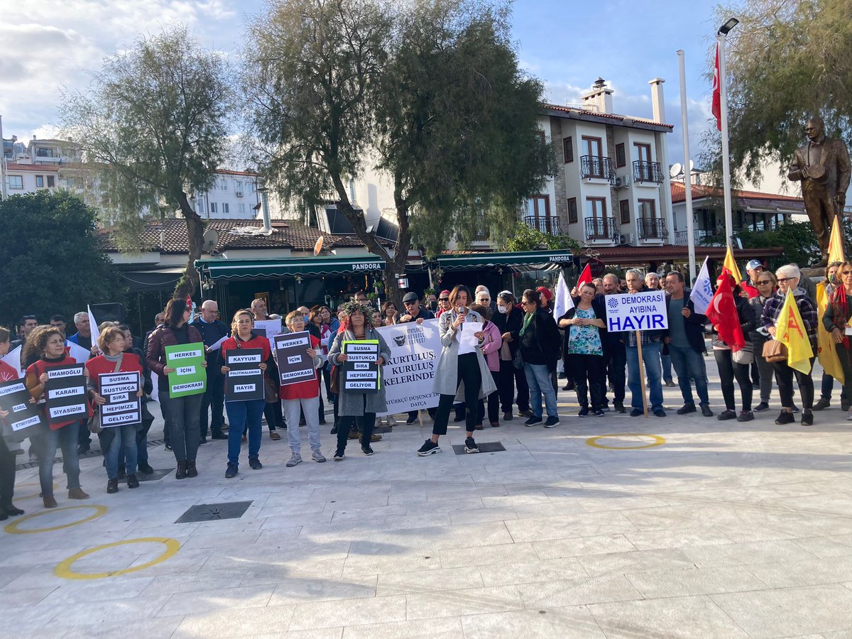 DatcaDemokrasi's tweet image. … bitmedi daha sürüyor o kavga
ve sürecek
yeryüzü aşkın yüzü oluncaya dek!
Bugün tüm antidemokratik uygulamalara, seçmen iradesinin gaspına karşı çıkmak için meydandaydık!
#EkremİmamoğluYalnızDeğildir!
Herkes için Adalet Herkes İçin Demokrasi