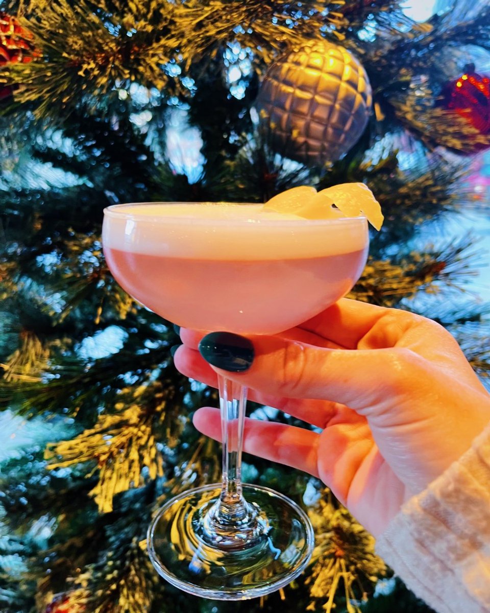 The tree 🎄 isn't the only thing getting lit this year 😉💡

📸 Home for the Holidays: <a href="/Mulholland/">Jim Mulholland</a>.spirits vodka, pomegranate, lemon, simple syrup