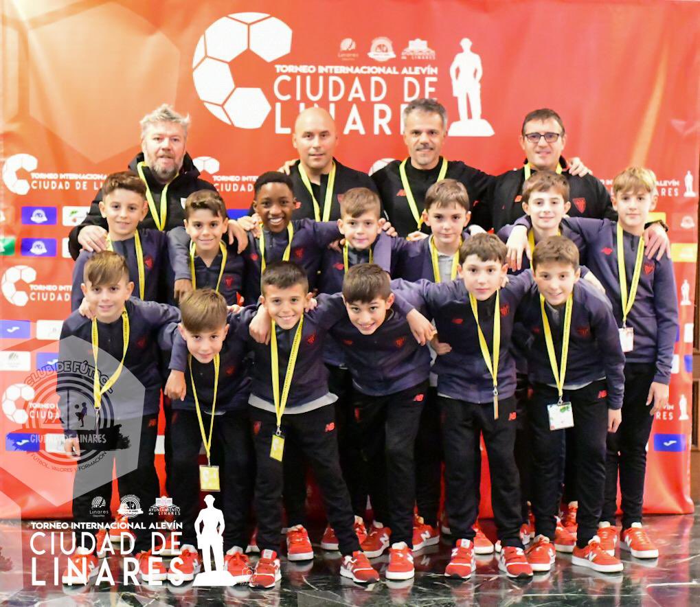 CFCiudadLinares's tweet photo. 🚌 ATHLETIC CLUB DE BILBAO YA ESTÁ EN NUESTRA CIUDAD.

✅ MENUDO RECIBIMIENTO!! https://t.co/RwQ2gYiHGK
