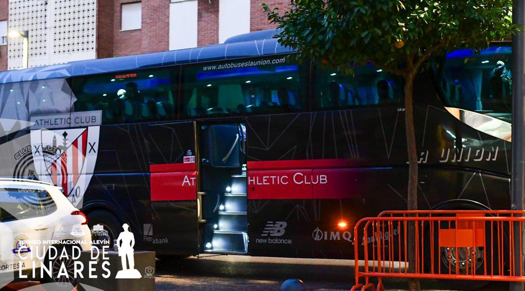 CFCiudadLinares's tweet photo. 🚌 ATHLETIC CLUB DE BILBAO YA ESTÁ EN NUESTRA CIUDAD.

✅ MENUDO RECIBIMIENTO!! https://t.co/RwQ2gYiHGK