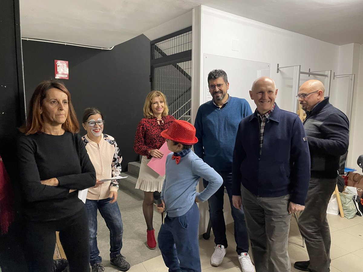 AyuntamientoVLL's tweet photo. La @AV_BarrioBelen celebra su festival de navidad con las actuaciones de diferentes grupos y colectivos que trabajan en el barrio. Los concejales @alberbustos y Alberto Palomino acompañan a los vecinos en el acto que también ha servido para felicitar a Zoilo por su 100 cumpleaños https://t.co/iL0pkuqb7R