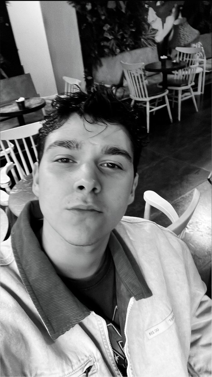 Sana yatta bir partide değil sokakta hiçbiri gibiyken alıştım

#BoraElkoca • #BekirKaplan