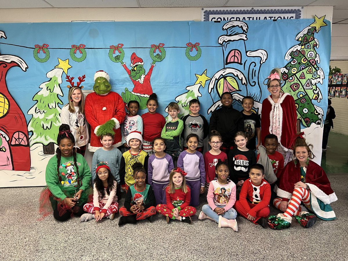 Cassie_Lou7's tweet photo. Wishing everyone a very Merry Christmas from Pope School!🎄 This week has been so much fun with the pajama parade, Christmas parties, and the secret Santa reveal! I’m so thankful to get to be apart of it all!❤️ #WeArePopePanthers @pope_school @thvowell @YvonneS18768063 @jmcss https://t.co/n06VZnb1rX