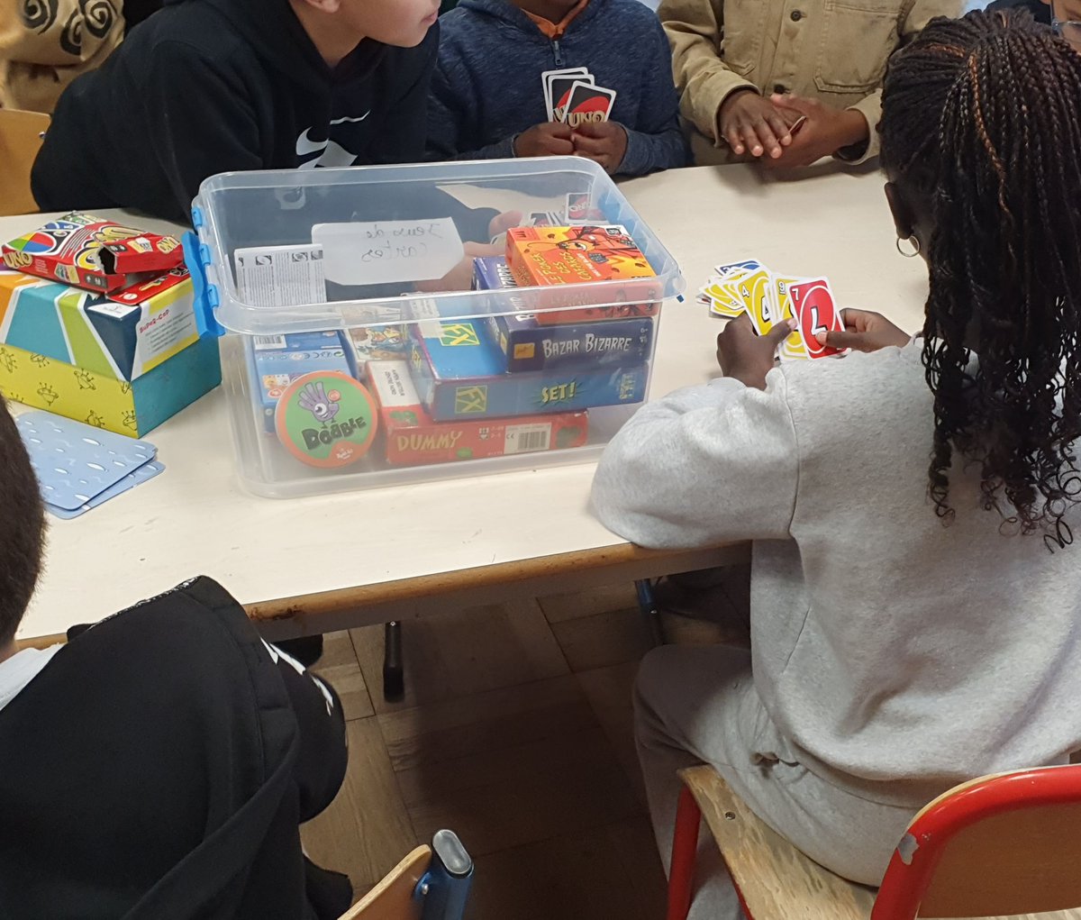 LLO_nantes's tweet photo. Les vacances de #Noël sont imminentes ! Pour finir l'année en beauté, le #periscolaire Grand Carcouët a concocté un temps fort à destination des #parents et des #enfants, avec un goûter et plusieurs #ateliers !
#debatphilo #mosaïque #peinturevegetale #dessin #jeux
@nantesfr https://t.co/sWmc1MY5sa