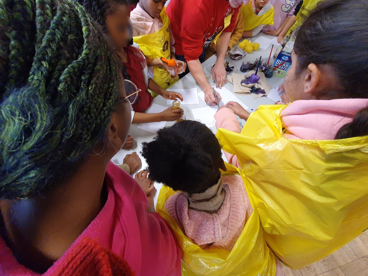 LLO_nantes's tweet photo. Les vacances de #Noël sont imminentes ! Pour finir l'année en beauté, le #periscolaire Grand Carcouët a concocté un temps fort à destination des #parents et des #enfants, avec un goûter et plusieurs #ateliers !
#debatphilo #mosaïque #peinturevegetale #dessin #jeux
@nantesfr https://t.co/sWmc1MY5sa