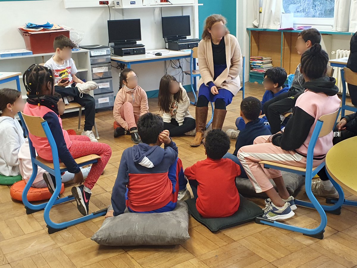 LLO_nantes's tweet photo. Les vacances de #Noël sont imminentes ! Pour finir l'année en beauté, le #periscolaire Grand Carcouët a concocté un temps fort à destination des #parents et des #enfants, avec un goûter et plusieurs #ateliers !
#debatphilo #mosaïque #peinturevegetale #dessin #jeux
@nantesfr https://t.co/sWmc1MY5sa