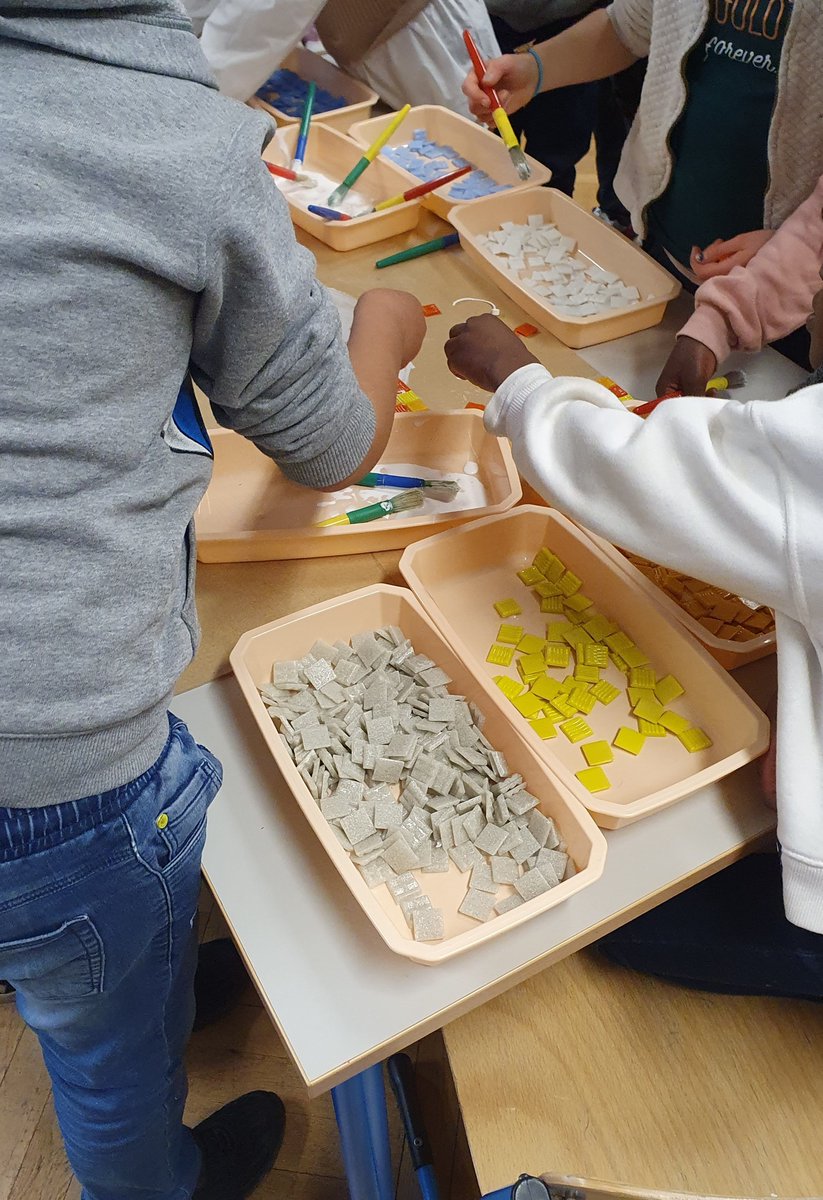 LLO_nantes's tweet photo. Les vacances de #Noël sont imminentes ! Pour finir l'année en beauté, le #periscolaire Grand Carcouët a concocté un temps fort à destination des #parents et des #enfants, avec un goûter et plusieurs #ateliers !
#debatphilo #mosaïque #peinturevegetale #dessin #jeux
@nantesfr https://t.co/sWmc1MY5sa