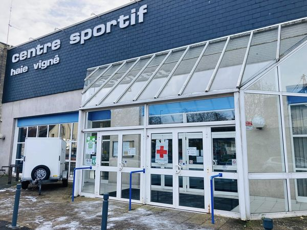 CrfCaen's tweet photo. Suite au plan « grand froid » déclenché par la préfecture, le gymnase de la Haie-Vigné, accueille pour quelques jours un Centre d’hébergement d’Urgence
➡️ Si vous voyez une personne en difficulté, appelez le ☎️ 115. 
En cas d’urgence vitale faites le ☎️15. https://t.co/NATAVOvAo6