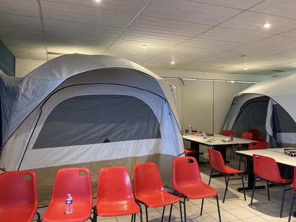 CrfCaen's tweet photo. Suite au plan « grand froid » déclenché par la préfecture, le gymnase de la Haie-Vigné, accueille pour quelques jours un Centre d’hébergement d’Urgence
➡️ Si vous voyez une personne en difficulté, appelez le ☎️ 115. 
En cas d’urgence vitale faites le ☎️15. https://t.co/NATAVOvAo6