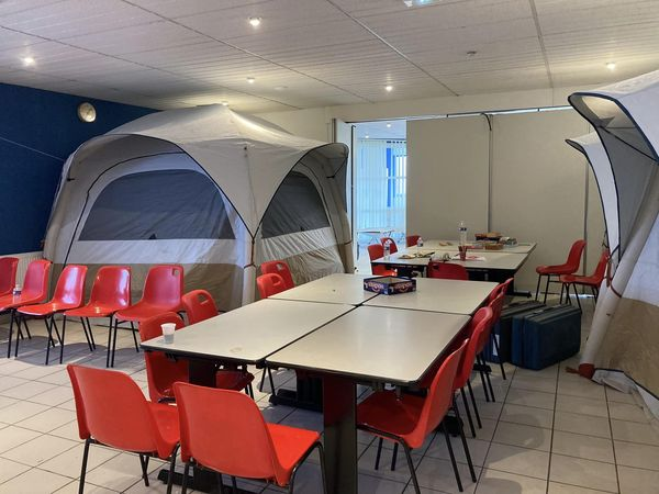 CrfCaen's tweet photo. Suite au plan « grand froid » déclenché par la préfecture, le gymnase de la Haie-Vigné, accueille pour quelques jours un Centre d’hébergement d’Urgence
➡️ Si vous voyez une personne en difficulté, appelez le ☎️ 115. 
En cas d’urgence vitale faites le ☎️15. https://t.co/NATAVOvAo6