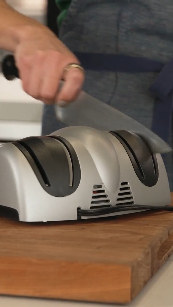 Food Network on X: Remember: A sharp knife is a SAFE knife! Here's our top  pick for an electric knife sharpener 🔪 Get the link for our favorite – the Presto  EverSharp