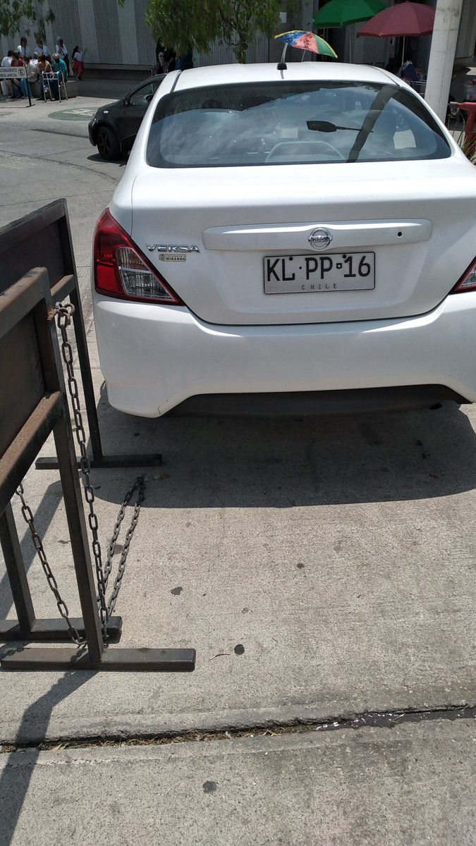 Siendo casi las 15 hrs,tuve que caminar por acceso vehicular,ya que el chofer de este auto se estacionó en plena vereda. Me acerqué y solicité que estacionara en otrol lugar,sin embargo,como con actitud de machito,se quedó ahi. <a href="/CarabAntof/">Carabineros Región de Antofagasta</a> le dejo la patente para que uds procedan