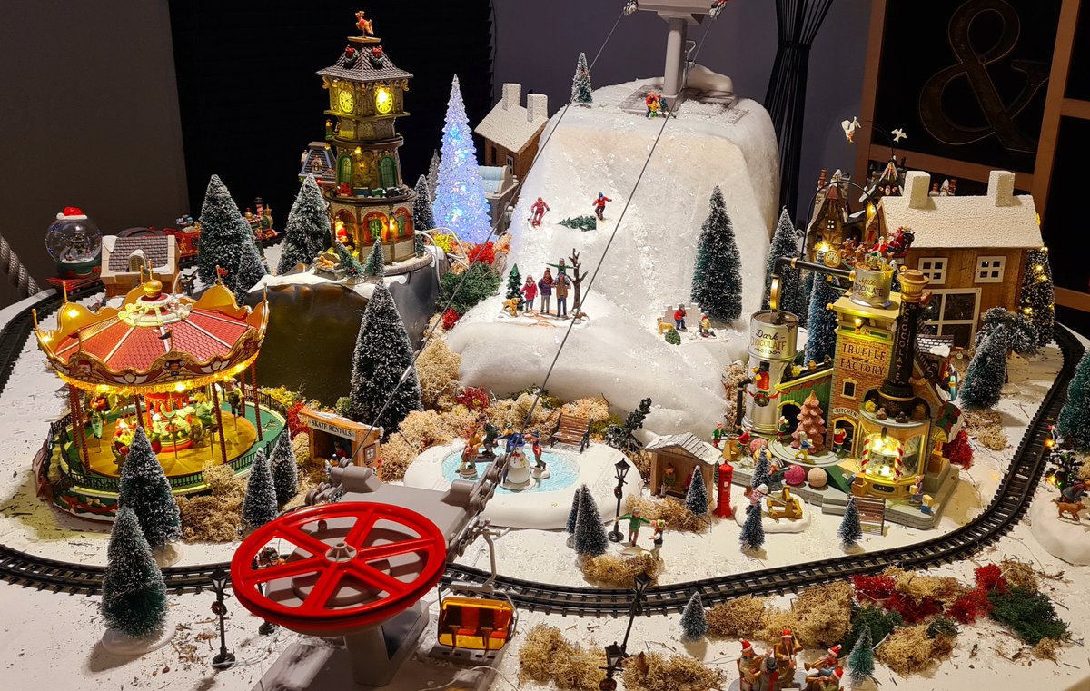 MuslimNetworkYP's tweet image. Sharing photo of beautiful Christmas decorations I came across.