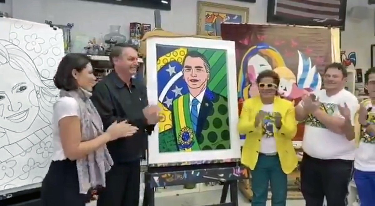 aeciodepapelao's tweet image. Mais &quot;obras de arte&quot;
Escultura em madeira
Retrato feito com cápsulas de bala
Quadro do Romero Britto
Mais um quadro de um apoiador