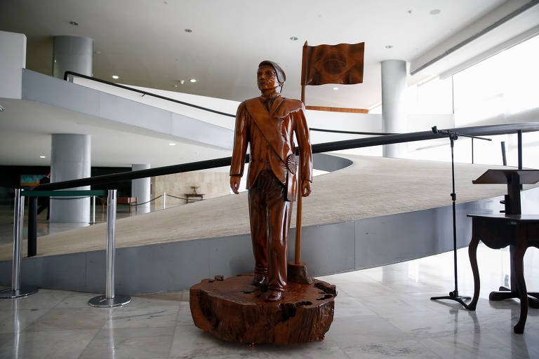 aeciodepapelao's tweet image. Mais &quot;obras de arte&quot;
Escultura em madeira
Retrato feito com cápsulas de bala
Quadro do Romero Britto
Mais um quadro de um apoiador