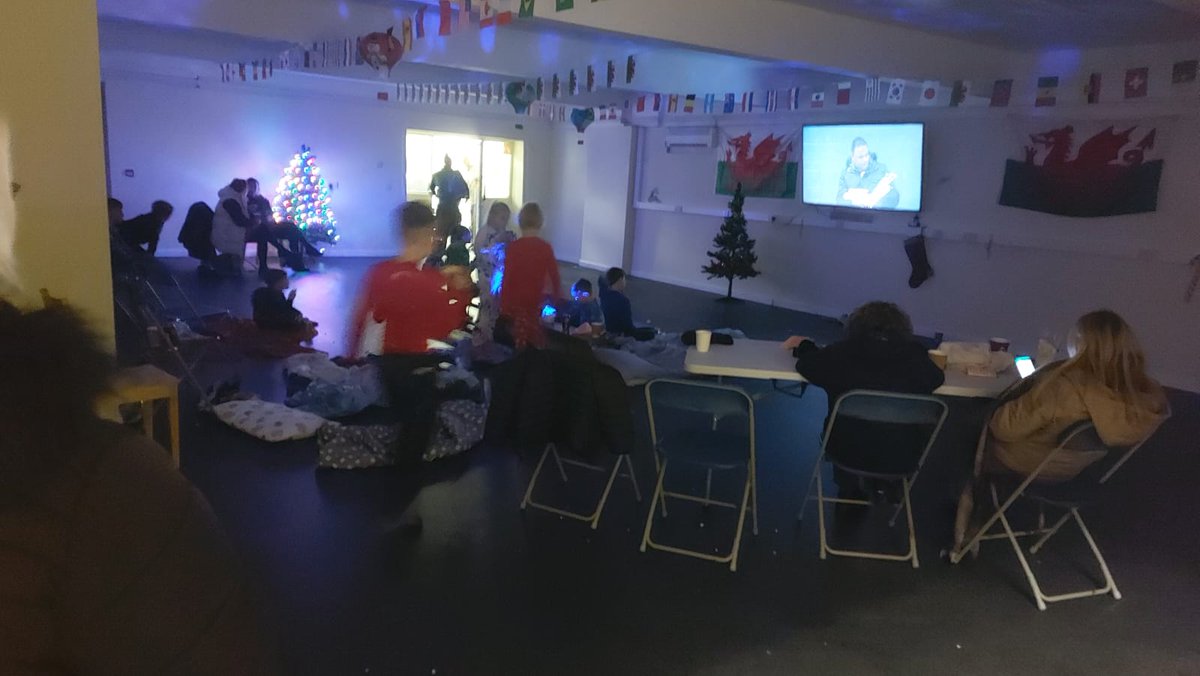 ALNteam_TCS's tweet photo. For today's #healthontheshelf2022 challenge our fantastic Mrs Wood completed a random act of kindness, with a Christmas movie night along with some healthy vegetarian hotdogs and hot chocolate served to our local community. @TCS_Inclusion @TCS_HWB https://t.co/IKyiQJwUBw