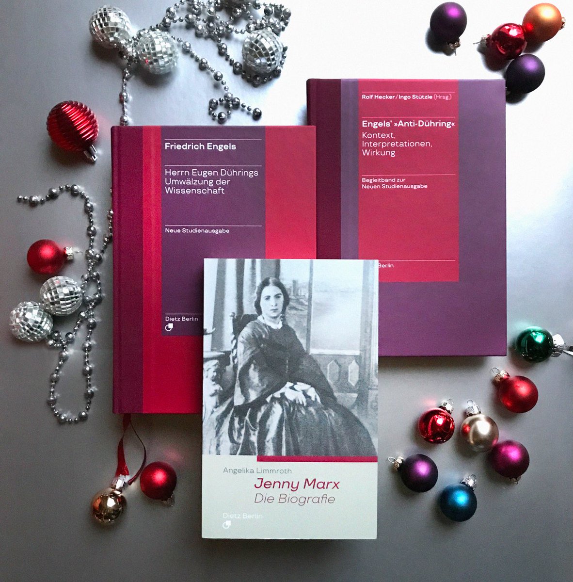 Dietz Xmas-Gewinnspiel: Wir verlosen 1 x Engels’ „Anti-Dühring“ im Doppelpack = Neue Studienausgabe MIT Begleitband. Und 1 x Jenny Marx – Die Biografie. Teilnehmen in 2 Schritten: 
1. Retweet/Boost bis Sa 17.12., 20 Uhr 
2. In den Drukos Wunschgewinn nennen. 
🍀 Viel Glück❣️ /1