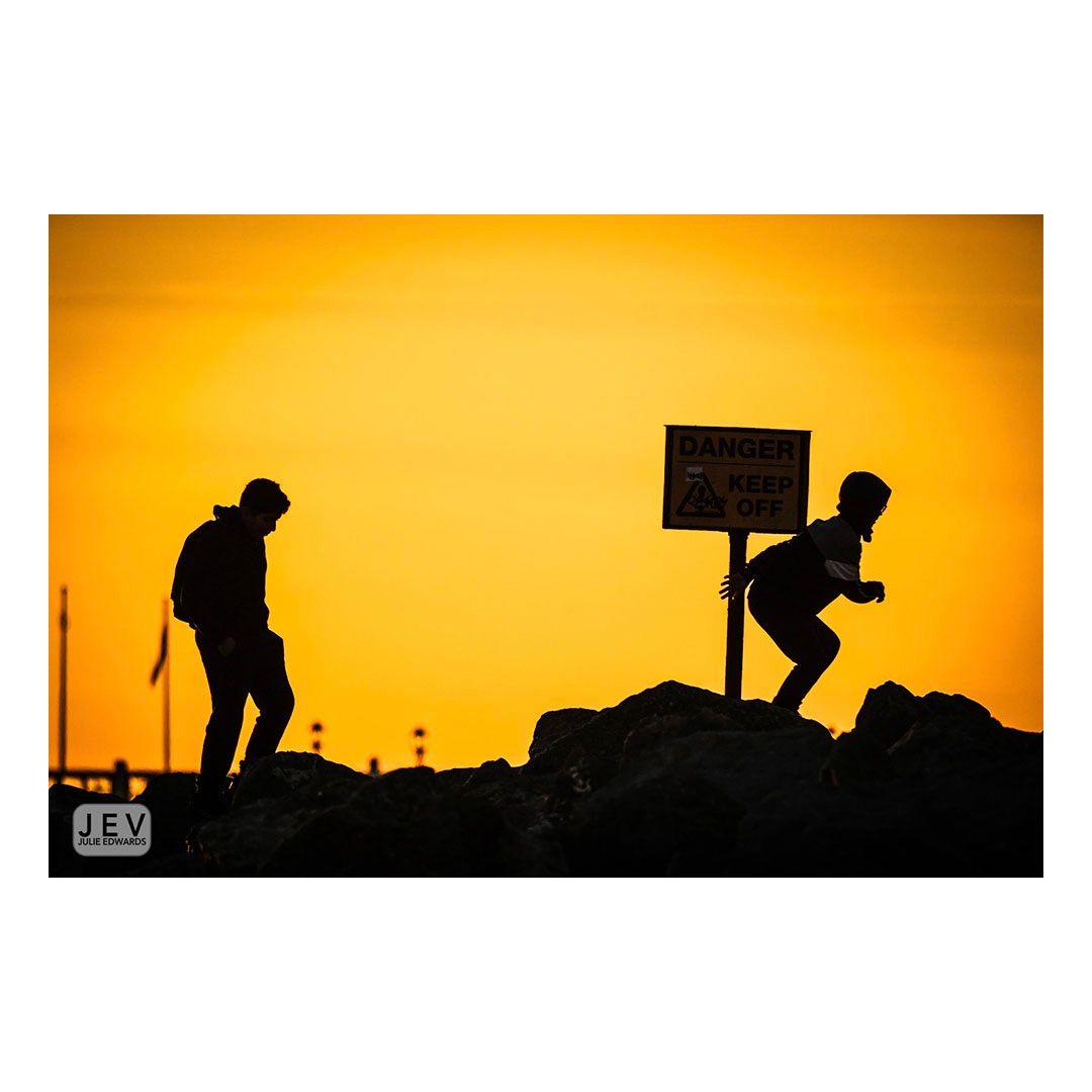 j_edwards_photo's tweet photo. #keepoff
Not quite sure what is going on here on the rocks at #splashpoint #worthing as the sun sets on another cold day.
Im back in the studio tomorrow from 10AM at @eastbeachstudios https://t.co/T3BnPCyn0O