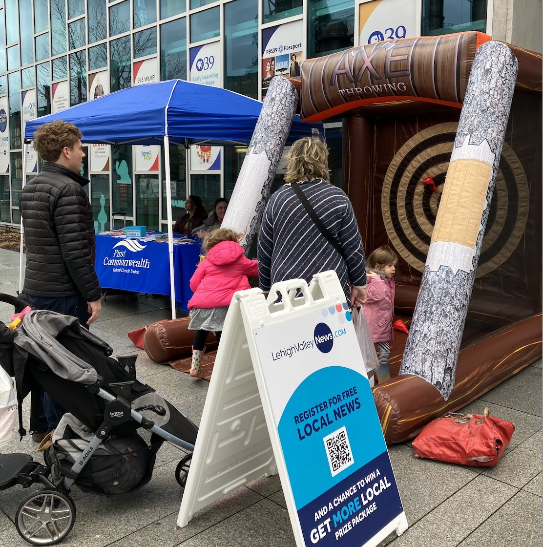 ☕️Stay warm this weekend at Candy Cane Lane! Grab a steamy cup of hot cocoa, get a festive holiday picture taken and play some fun interactive games outside our building! Full schedule of holiday fun here: bit.ly/3H6S3VY
