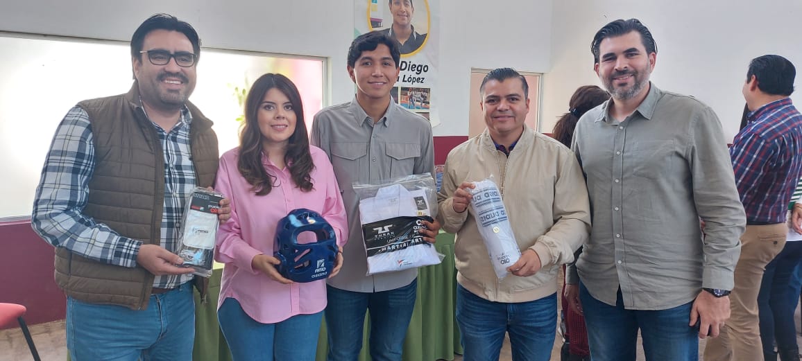 PidsSinaloa's tweet photo. Nuestro presidente David Vargas, junto al alcalde de Culiacán, Juan de Dios Gámez, asistió a la escuela de Taekwondo de Costa Rica, Sinaloa, dónde se formó el mundialista Juan Diego García, para hacer la entrega de artículos deportivos para la práctica de este deporte.

#PIDS https://t.co/tBGruuu1lW