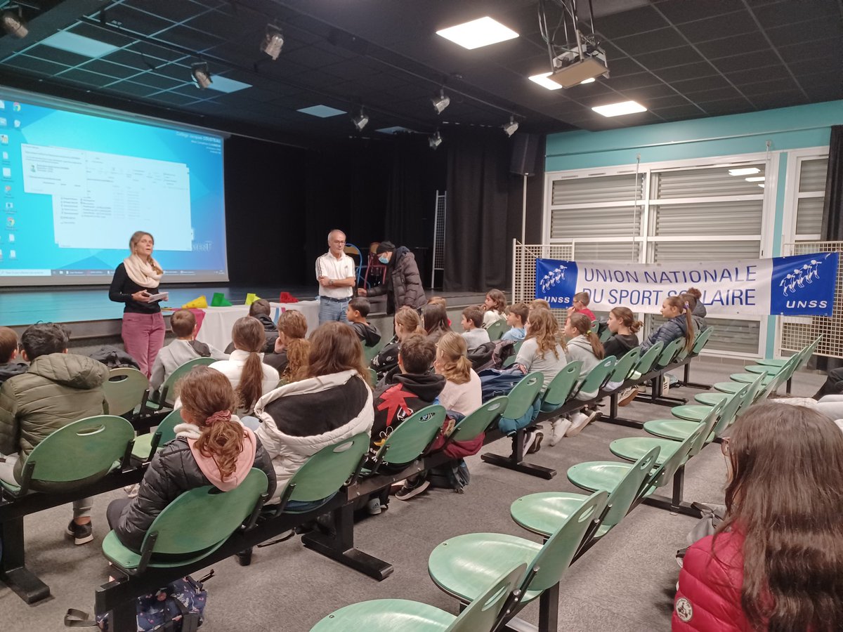 UnssVar83's tweet photo. Projection du film "la couleur de la victoire" et débat sur #respect #éthique #discrimination avec les élèves du clg Cousteau @lagarde83130 
Discussions passionnantes avec C.Cordier de l'association "733 Jesse Owens"
@UnssVar83 @Unss_Nice @Departement_Var @dasen_sieye @Fcpe83 https://t.co/eO5mQRZKLM