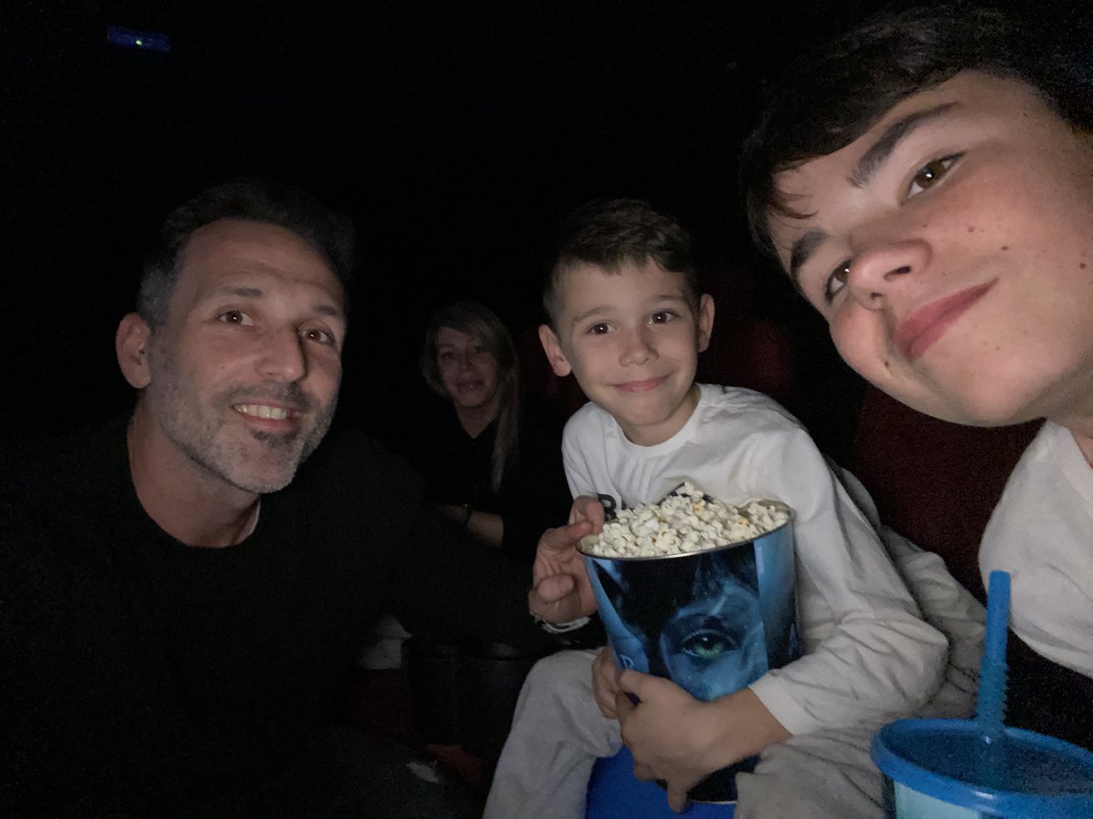No pudimos ver el estreno en 2009 porque alguien llamado <a href="/EidanBertran/">Eidan Bertran Bueno</a> decidió llegar al mundo ese 16.12.2009, pero hoy, exactamente 13 años más tarde, aquí estamos para disfrutar en familia de la segunda película en su estreno!! 🎬🍿 #AvatarElCaminoDelAgua #Avatar